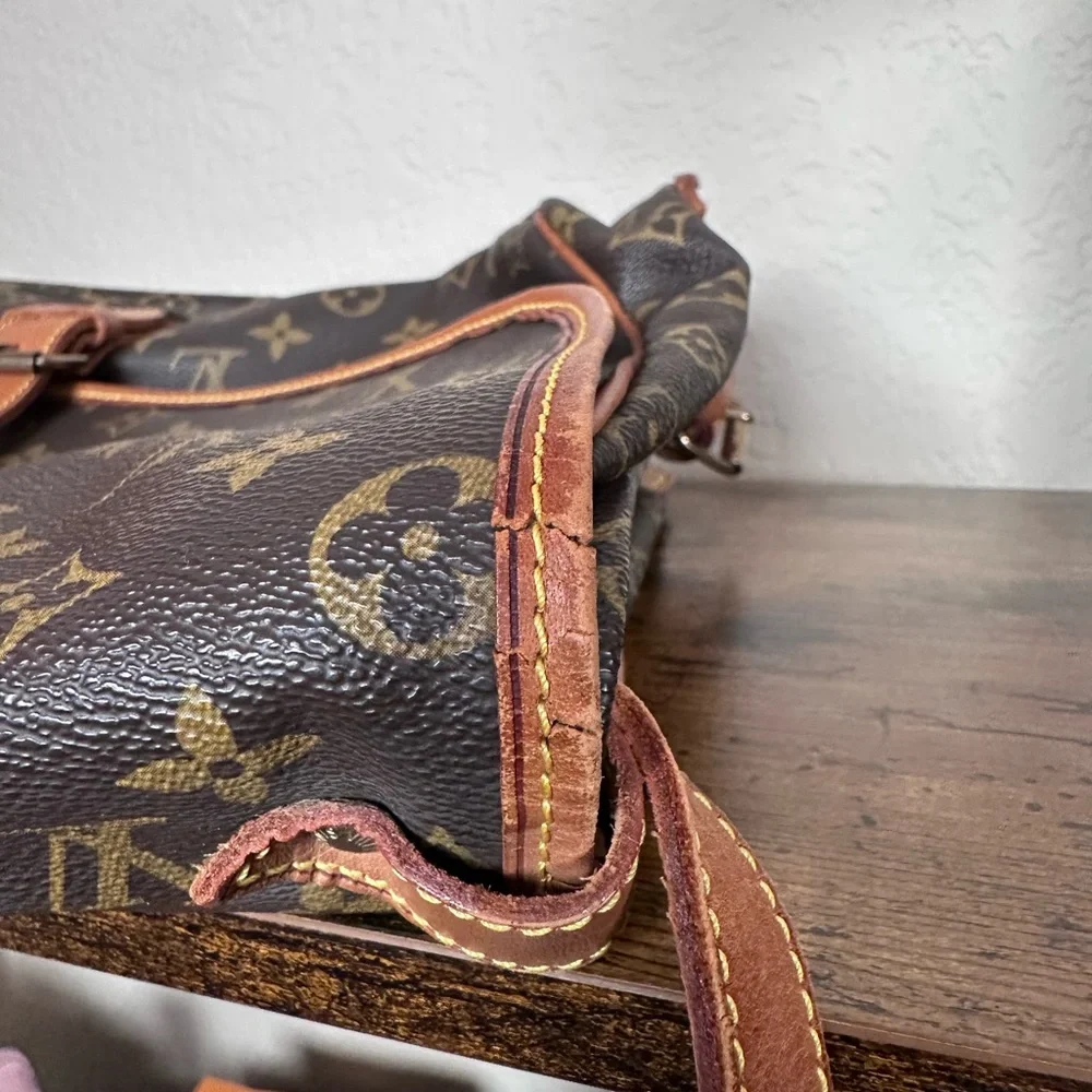 Authentic Louis Vuitton Samaur 35 Monogram Messenger Bag